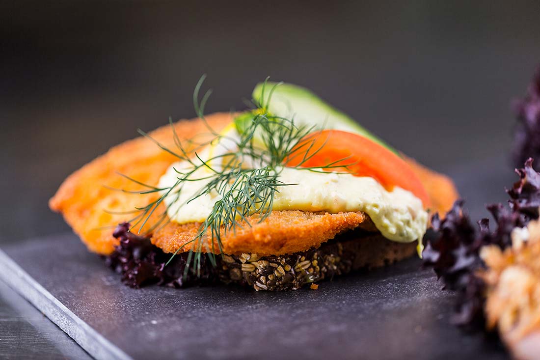 Smørrebrød med sprødstegt fiskefilet