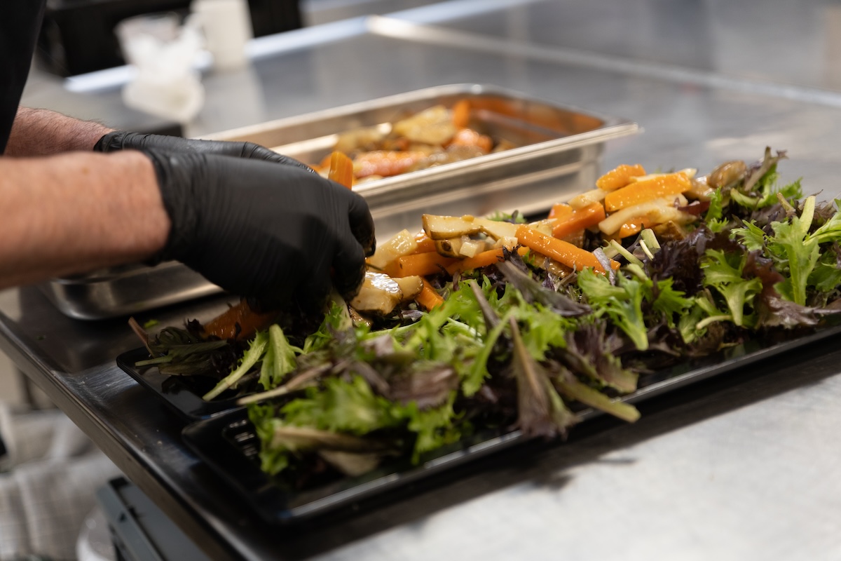 Anretning af måltidssalat til frokostordning