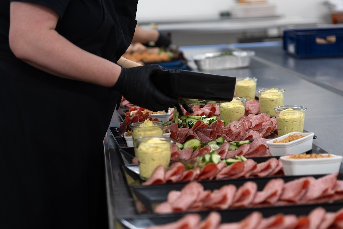 Anretning af pålægsfad til frokostordning